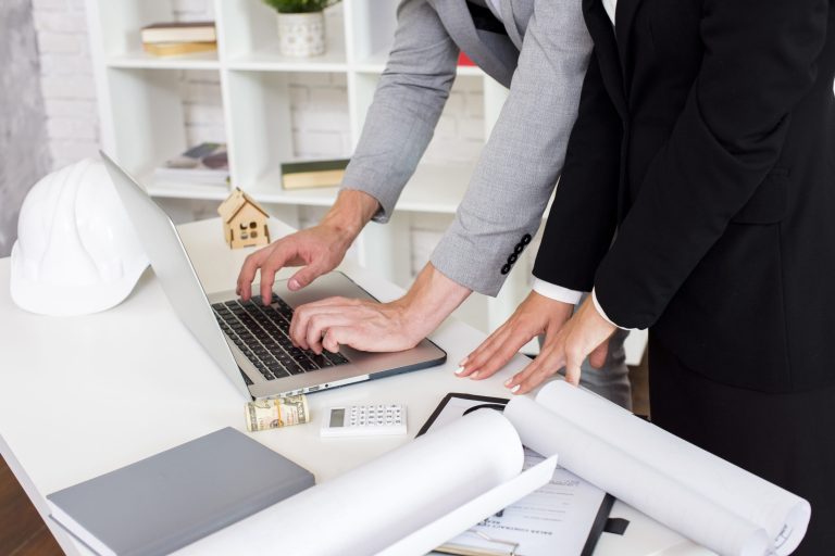 sales-agent-using-laptop sales-agent-using-laptop